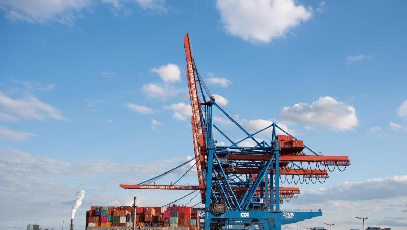 Ein Schiff am Container Terminal Altenwerder im Hamburger Hafen. Der deutsche Export ist wieder angezogen. Ein Schiff am Container Terminal Altenwerder im Hamburger Hafen. Der deutsche Export ist wieder angezogen.