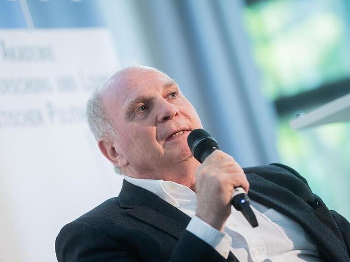 Bayern-Präsident Uli Hoeneß spricht während einer Podiumsdiskussion. Foto: Rolf Vennenbernd