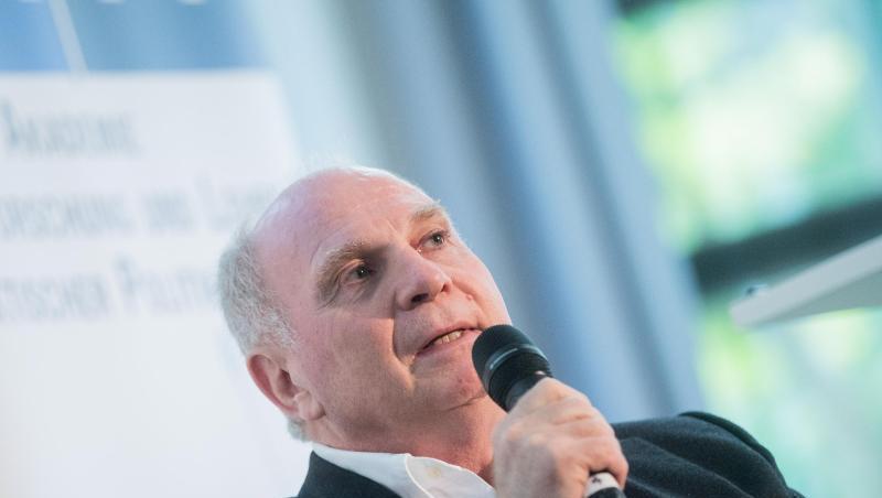 Bayern-Präsident Uli Hoeneß spricht während einer Podiumsdiskussion. Foto: Rolf Vennenbernd Bayern-Präsident Uli Hoeneß spricht während einer Podiumsdiskussion. Foto: Rolf Vennenbernd