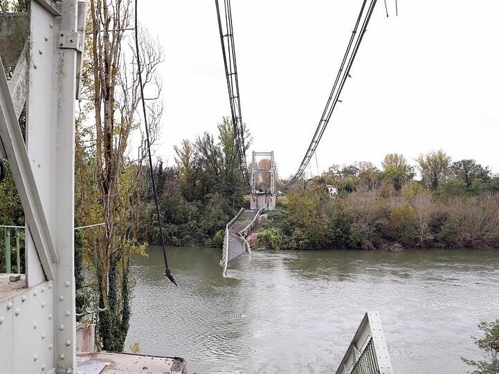 Überreste der Hängebrücke, die die Orte Mirepoix-sur-Tarn und Bessieres verband, liegen im Fluss Tarn.