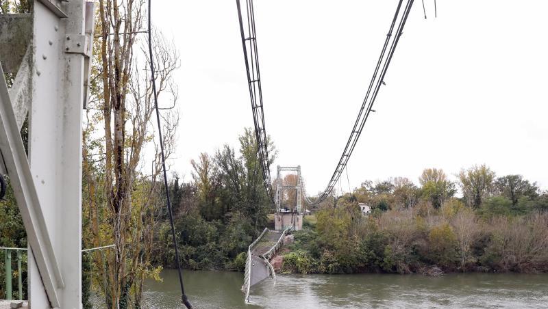 Überreste der Hängebrücke, die die Orte Mirepoix-sur-Tarn und Bessieres verband, liegen im Fluss Tarn. Überreste der Hängebrücke, die die Orte Mirepoix-sur-Tarn und Bessieres verband, liegen im Fluss Tarn.