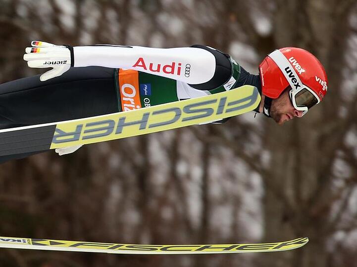 Markus Eisenbichler aus Deutschland springt bei der Qualifikation in Oberstdorf von der Schanze. Foto: Karl-Josef Hildenbrand