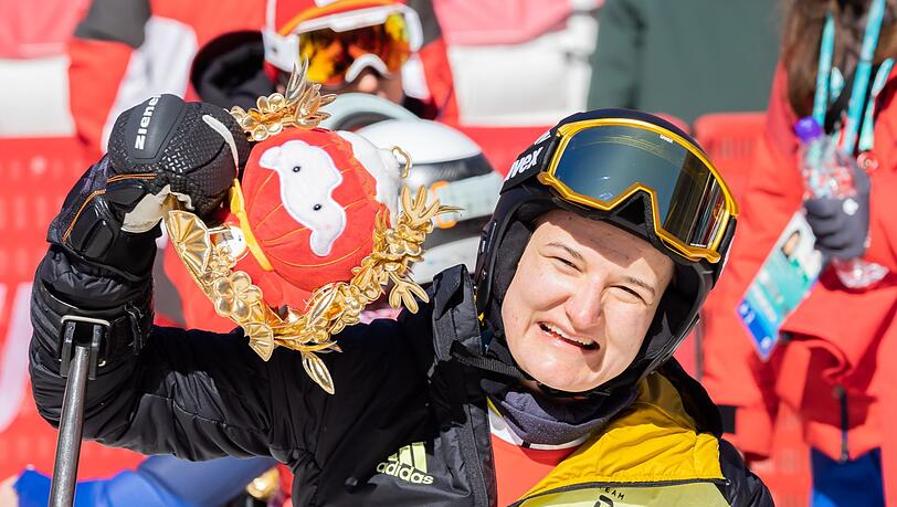 Anna-Lena Forster aus Deutschland jubelt über Platz zwei beim Para Ski Alpin in der Kategorie sitzend.
