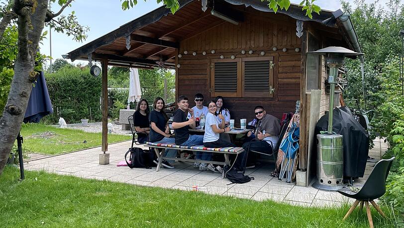 Frischluft-Schule auf der Terrasse: Sieben Freunde pauken hier für die Prüfungen zur Mittleren Reife. Frischluft-Schule auf der Terrasse: Sieben Freunde pauken hier für die Prüfungen zur Mittleren Reife.