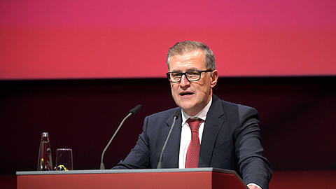 FCB-Finanzvorstand Jan-Christian Dreesen konnte bei der Jahreshauptversammlung von einem Millionengewinn im Geschäftsjahr 2021/22 berichten.