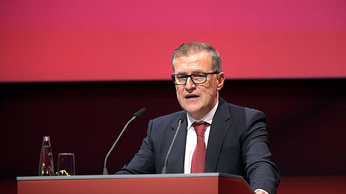 FCB-Finanzvorstand Jan-Christian Dreesen konnte bei der Jahreshauptversammlung von einem Millionengewinn im Geschäftsjahr 2021/22 berichten.