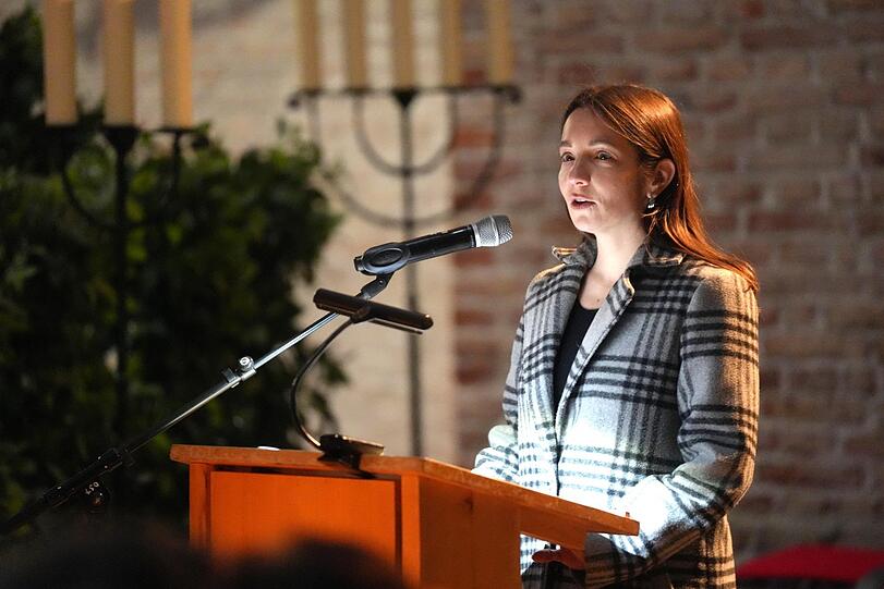 Die Enkelin Tania Seifert hält eine kleine Rede. Und singt dann "Der Mond ist aufgegangen".