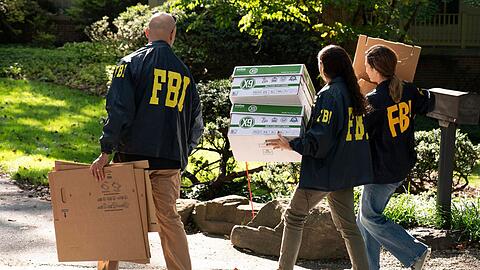 Das FBI durchsucht Boltons Haus.