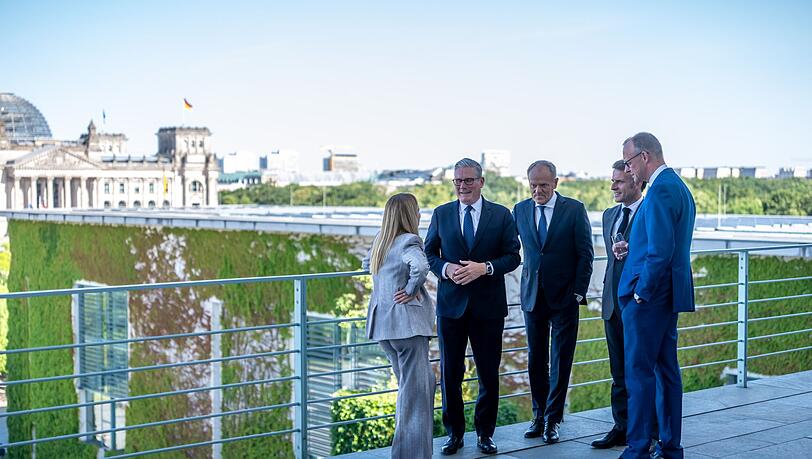 "Die Botschaft an Russland lautet: Die Ukraine bleibt stark", sagte Bundeskanzler Friedrich Merz beim Gipfeltreffen von Deutschland, Frankreich, Großbritannien, Italien und Polen - der sogenannten E5 - in Berlin. "Die Botschaft an Russland lautet: Die Ukraine bleibt stark", sagte Bundeskanzler Friedrich Merz beim Gipfeltreffen von Deutschland, Frankreich, Großbritannien, Italien und Polen - der sogenannten E5 - in Berlin.