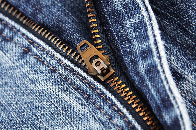 Was es noch zu beherzigen gilt vor dem Befüllen einer Waschmaschine und auch eines Wäschetrockners: Hosen- und Jackentaschen sollten geleert sein, Reißverschlüsse und Knöpfe geschlossen. Es wird empfohlen, große Wäschestücke mit kleinen zu mischen, damit sich alles besser in der Maschine verteilt. Zur Sortierung nach Farben wird im Übrigen auch beim Trockner geraten! Was es noch zu beherzigen gilt vor dem Befüllen einer Waschmaschine und auch eines Wäschetrockners: Hosen- und Jackentaschen sollten geleert sein, Reißverschlüsse und Knöpfe geschlossen. Es wird empfohlen, große Wäschestücke mit kleinen zu mischen, damit sich alles besser in der Maschine verteilt. Zur Sortierung nach Farben wird im Übrigen auch beim Trockner geraten!