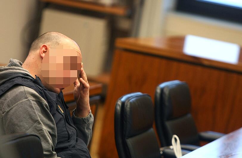 Der Sohn (42) war mit der Pflege seiner Mutter (65) überfordert. Er tötete sie mit Abflussreiniger: &bdquo;Ich wollte, dass sie ruhig ist&ldquo;. Nun bekommt er lebenslänglich.