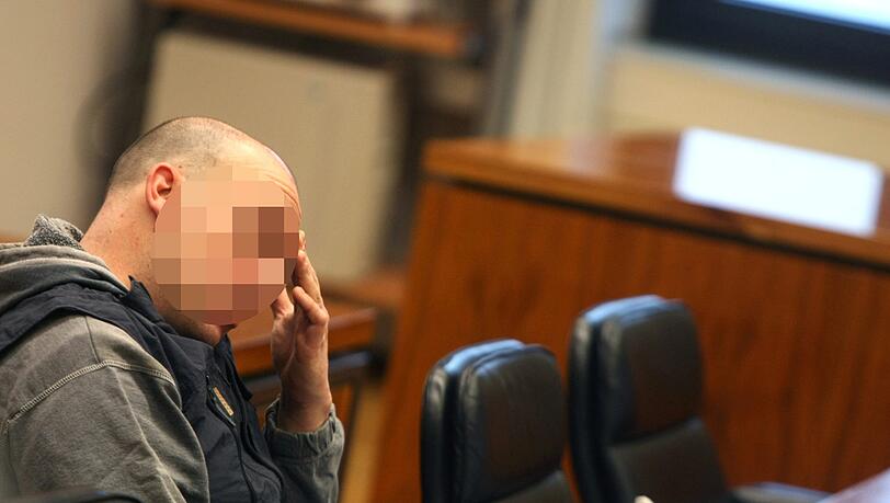 Der Sohn (42) war mit der Pflege seiner Mutter (65) überfordert. Er tötete sie mit Abflussreiniger: „Ich wollte, dass sie ruhig ist“. Nun bekommt er lebenslänglich. Der Sohn (42) war mit der Pflege seiner Mutter (65) überfordert. Er tötete sie mit Abflussreiniger: „Ich wollte, dass sie ruhig ist“. Nun bekommt er lebenslänglich.