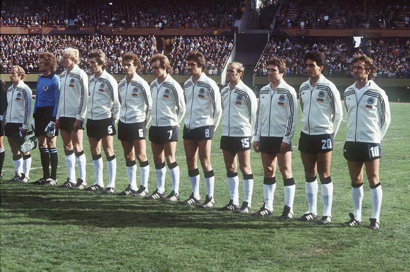 14. Juni 1978, Buenos Aires, WM-Zwischenrunde, Deutschland &ndash; Italien 0:0 Die Zuschauer in Buenos Aires bekamen wenig zu sehen: Dichter Nebel hing über der argentinischen Haupstadt. Die deutsche Mannschaft, die schon in der Vorrunde zweimal 0:0 gespielt hatte, beschränkte sich auf die Defensive und gelegentliche Konter. Im Mittelpunkt stand Sepp Maier, der nicht nur mit seinem 16. WM-Spiel einen Torwartrekord aufstellte, sondern auch mit mehreren Glanzparaden eine Niederlage verhinderte. Der Punkt nutzte dem Team von Helmut Schön am Ende wenig, durch die Schmach von Cordoba gegen Österreich (2:3) in der zweiten Finalrunde verspielte die deutsche Mannschaft die Chance auf einen Platz unter den ersten Vier.