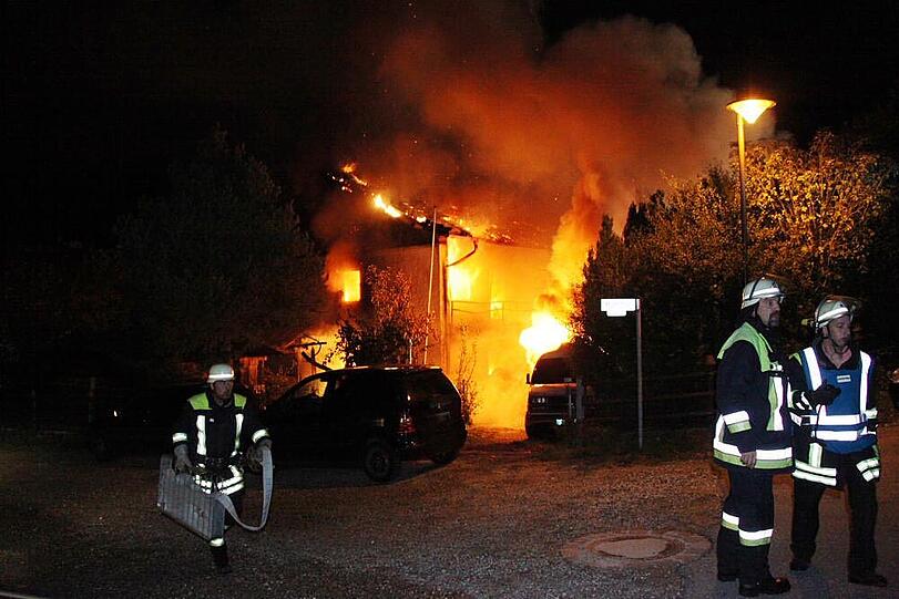 Wohnhaus und Pkw in Mühltal in Vollbrand. Bilder vom Großeinsatz der Feuerwehr.