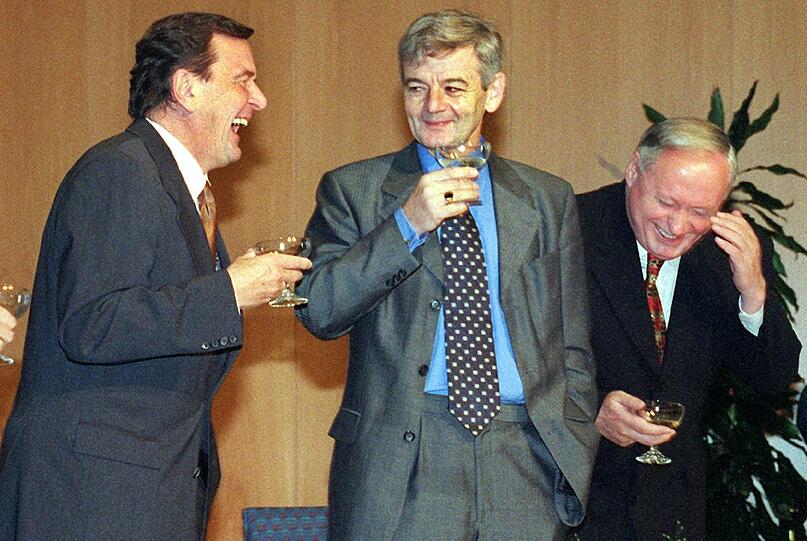 In Hochstimmung: Gerhard Schröder,  Joschka Fischer und Oskar Lafontaine sind nach der Unterzeichnung des rot-grünen Koalitionsvertrages in Bonn am 20. Oktober 1998 bester Laune.