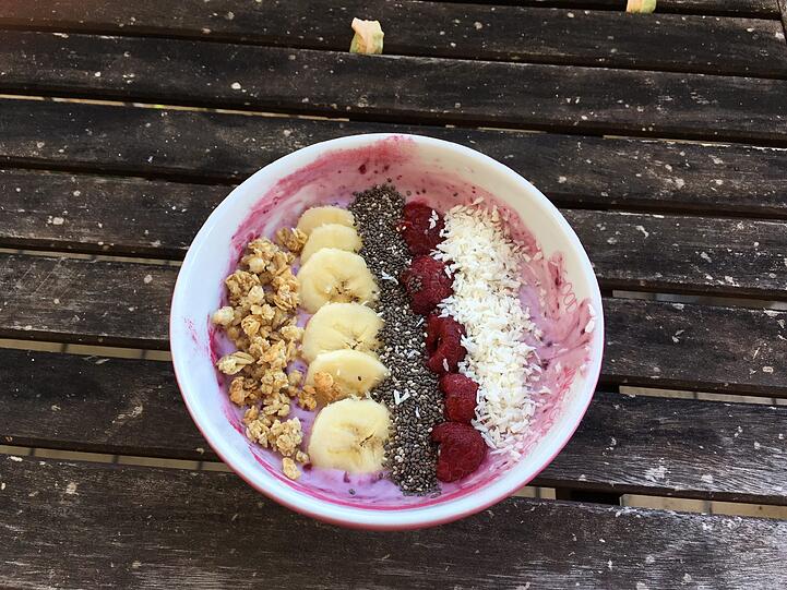 LEUTE-Kolumnistin Kimberly Hoppe versucht heuer mal was Neues und startet nicht etwa mit Weißwurst-Frühstück in den Wiesn-Tag, sondern mit einer köstlich-violetten Acai-Bowle. Superfood zum Superstart! Ein Regenschirm fürs Oktoberfest-Herz