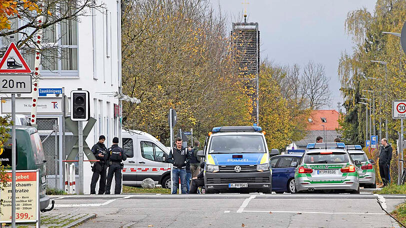 Zwei maskierte Männer bedrohten in einer Bäckerei in Höhenkirchen-Siegertsbrunn eine Verkäuferin und nahmen mehrere hundert Euro Bargeld mit.