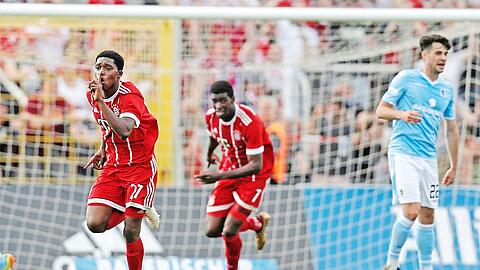 Lassen die Löwen-Fans im Grünwalder verstummen: Die Bayern um Torschütze Derrick Köhn (l.).