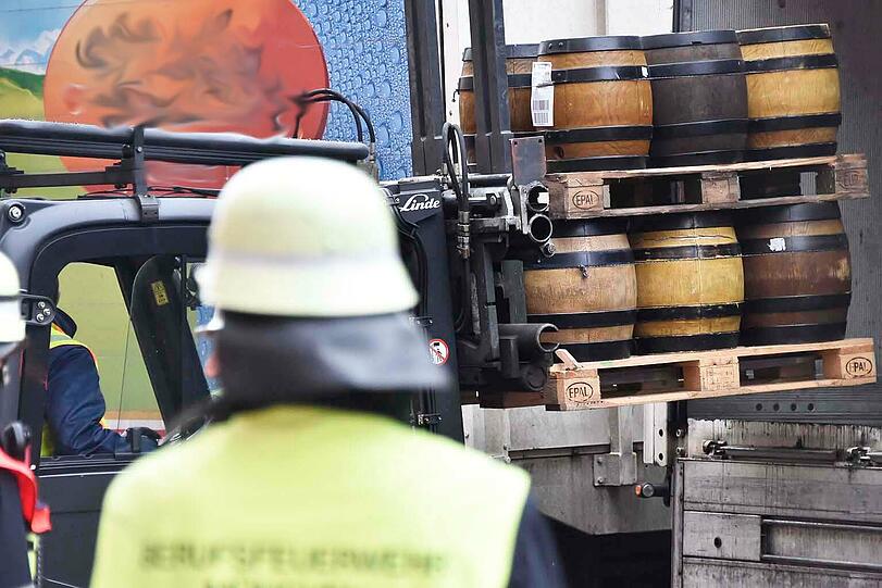 Die Feuerwehr musste dem havarierten Lkw wieder auf die Straße helfen. Die Bilder vom Einsatz am Montagvormittag.