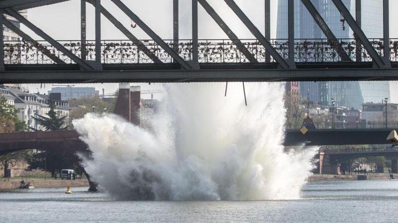 Die Detonation des US-Blindgängers lässt im Main eine riesige Wasserfontäne entstehen.