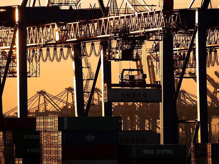 Schwacher November für Deutschlands Exporteure - hier am Containerterminal Tollerort der Hamburger Hafen und Logistik AG (HHLA).