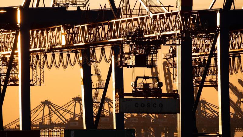 Schwacher November für Deutschlands Exporteure - hier am Containerterminal Tollerort der Hamburger Hafen und Logistik AG (HHLA). Schwacher November für Deutschlands Exporteure - hier am Containerterminal Tollerort der Hamburger Hafen und Logistik AG (HHLA).