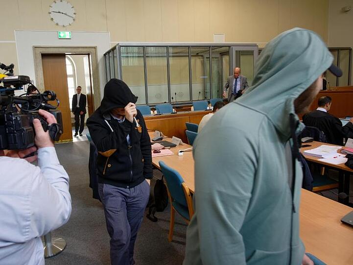Angeklagte kommen beim Prozess um die sogenannte "Scharia-Polizei" in einen Saal des Landgerichts Wuppertal.