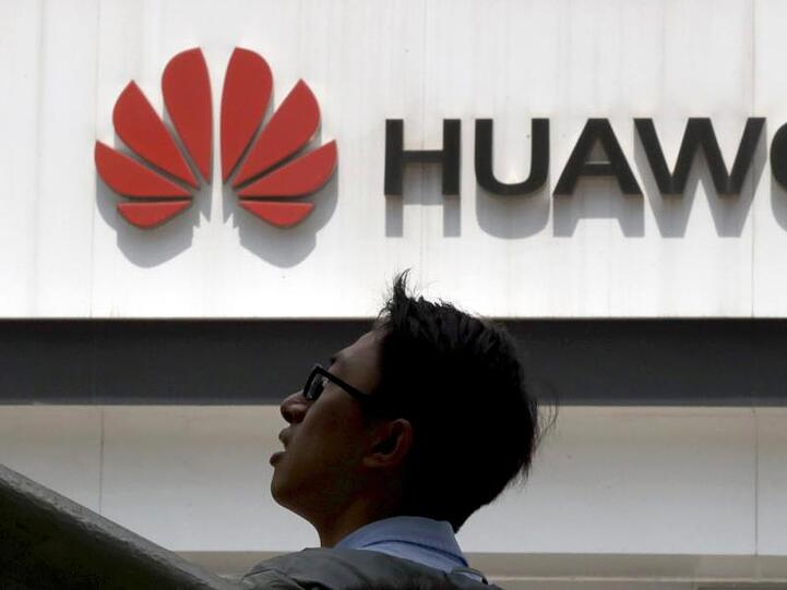 Ein Mann geht an einem Huawei-Laden vorbei.