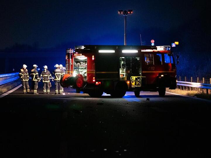 Feuerwehr beim Einsatz auf der Autobahn. Foto: Jonas Walzberg/dpa/Symbolbild