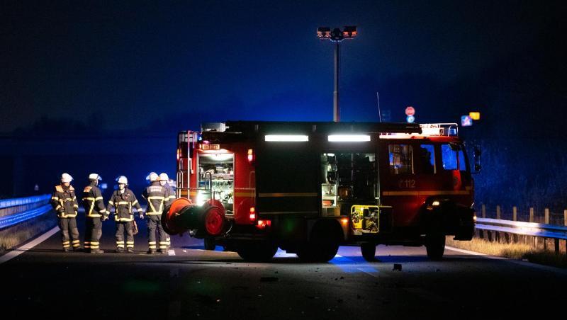 Feuerwehr beim Einsatz auf der Autobahn. Foto: Jonas Walzberg/dpa/Symbolbild Feuerwehr beim Einsatz auf der Autobahn. Foto: Jonas Walzberg/dpa/Symbolbild