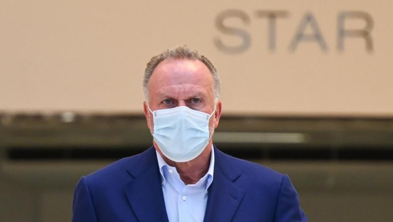 Karl-Heinz Rummenigge, Vorstandsvorsitzender der FC Bayern München AG, mit Mundschutz.