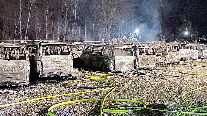 Feuerwehrleute sind für Stunden mit dem Einsatz beschäftigt. Am Ende sind 23 Einsatzfahrzeuge nur noch wertloser Schrott.