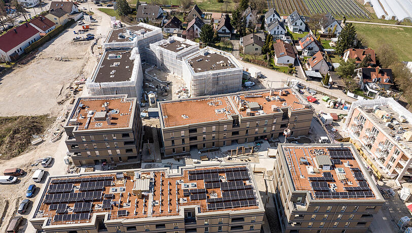 Eine Luftaufnahme des Neubaugebiets an der Hochmuttinger Stra&szlig;e in Feldmoching. Nach dem ersten Bauabschnitt mit 101 Wohnungen im Jahr 2024 wurden nun weitere 161 Wohnungen fertiggestellt.