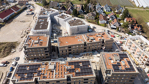 Eine Luftaufnahme des Neubaugebiets an der Hochmuttinger Stra&szlig;e in Feldmoching. Nach dem ersten Bauabschnitt mit 101 Wohnungen im Jahr 2024 wurden nun weitere 161 Wohnungen fertiggestellt.