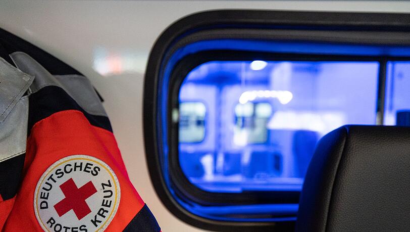 Sanitäter bringen den Fahrer in ein Krankenhaus. (Symbolbild) Sanitäter bringen den Fahrer in ein Krankenhaus. (Symbolbild)