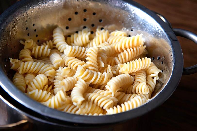 Diese Nudelsalat-Variante ist nicht nur auf TikTok beliebt. Der gesunde Salat &uuml;berzeugt vor allem durch ein cremiges Dressing auf Hanfbasis und frischem Gem&uuml;se. F&uuml;r zwei Portionen kochen Sie erst rund 250 Gramm Nudeln nach Wahl al dente. In der Zwischenzeit kommen 200 Gramm halbierte Kirschtomaten, 200 Gramm fein gehackter Staudensellerie, zwei Essl&ouml;ffel klein geschnittener frischer Dill und eine Dose Kichererbsen in eine Sch&uuml;ssel.