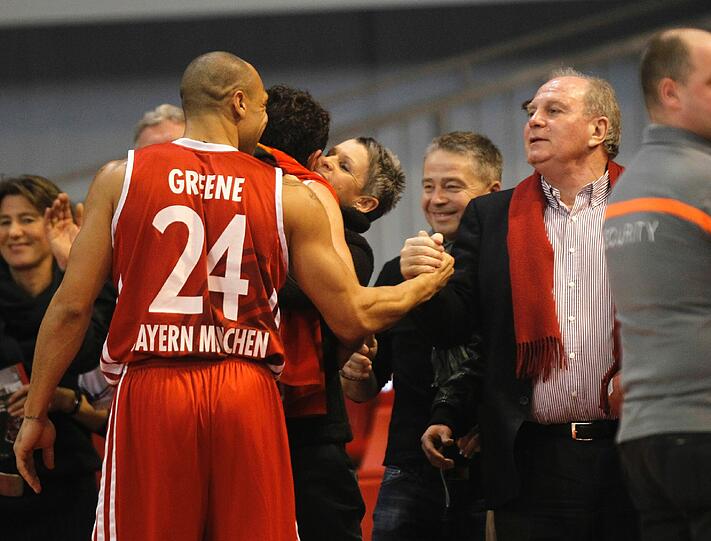 Aufsteiger Bayern München ließ dem überforderten Schlusslicht BG Göttingen am Wochenende beim 101:78 (57:45) keine Chance und verbuchte im Kampf um ein Play-off-Ticket in der Beko BBL einen Pflichtsieg. Unterstützung gab es dabei im AUDI Dome auch von der Münchner Fußball-Prominenz - die Bilder.