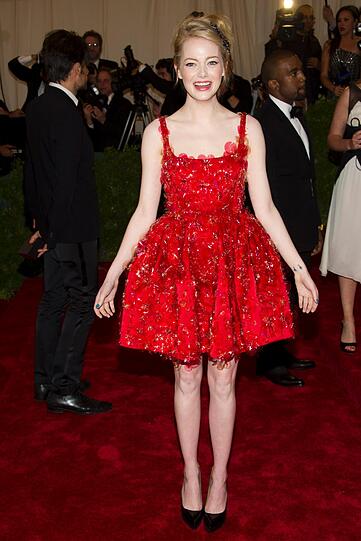 Sänger, Schauspieler, Designer, Stars und Sternchen kamen zur Eröffnung der Ausstellung "Schiaparelli and Prada: Impossible Conversations". Im Bild: Schauspielerin Emma Stone.