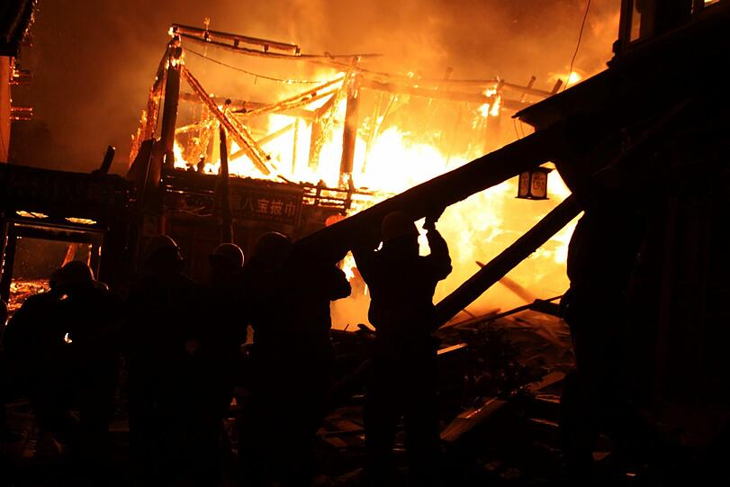 Ein gewaltiges Feuer vernichtet Teile der historischen Stadt Dukezong. Foto: Li Shanming