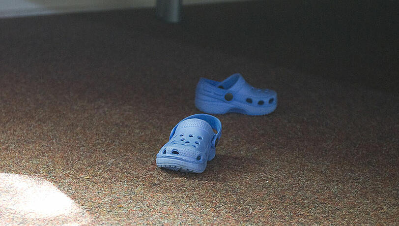 Lebhafter Nachwuchs: Immerhin die Schuhe hatte sich das Kleinkind angezogen (Symbolbild). Lebhafter Nachwuchs: Immerhin die Schuhe hatte sich das Kleinkind angezogen (Symbolbild).