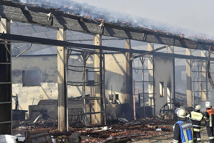 Die Lagerhalle bei Fürstenfeldbruck ist komplett abgebrannt.