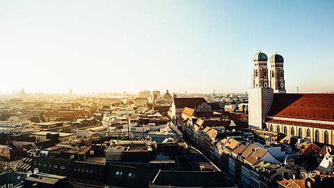 Schönes, teures München: Die Immobilien- und Grundstückspreise sind im ersten Halbjahr 2019 erneut gestiegen. Und die Flächen und Gebäude, die überhaupt zum Verkauf stehen, werden immer rarer.