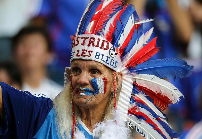 Jubel nach dem 4:2 gegen Frankreich: Fatmire Bajramaj lässt sich feiern und geht mit den Fans auf Tuchfühlung.