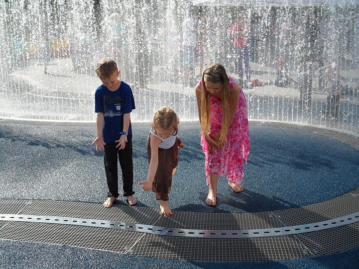 Feucht-fröhliche Brunnen-Eröffnung an den Pasing Arcaden: Vor allem die Kinder hatten einen Riesenspaß - aber auch Erwachsene und sogar Hunde waren angetan.