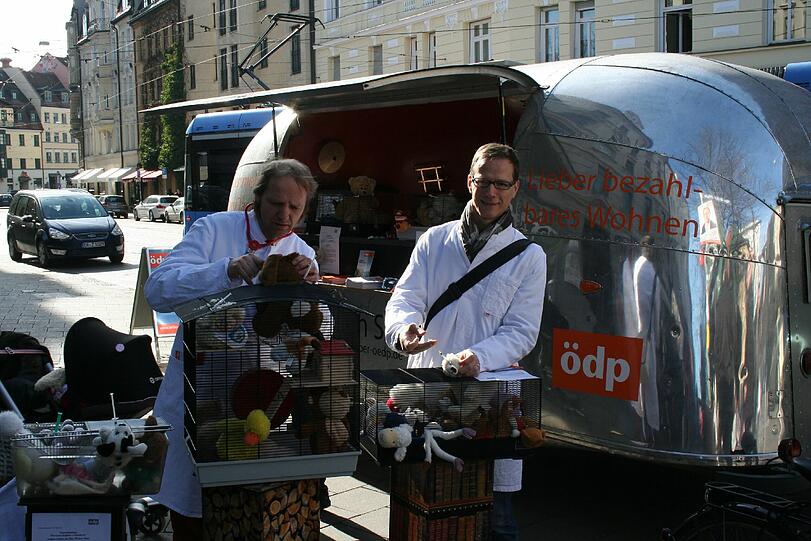 Gegen Tierversuche - speziell in München und ganz konkret am Rechts der Isar haben ÖDP-Mitglieder am Dienstag am Max-Weber-Platz protestiert.