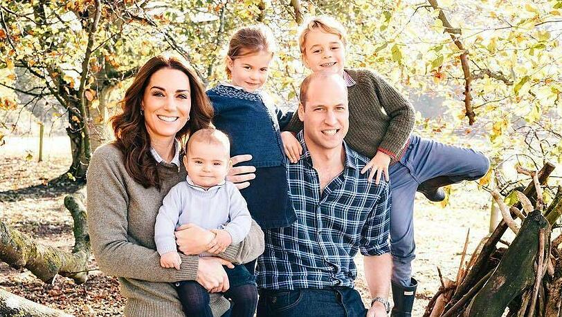 Herzogin Kate und Prinz William mit ihren Kindern Prinz Louis (li.), Prinzessin Charlotte und Prinz George. Sie stellten ihre Nachkommen immer wenige Stunden nach der Geburt der Öffentlichkeit vor. Herzogin Kate und Prinz William mit ihren Kindern Prinz Louis (li.), Prinzessin Charlotte und Prinz George. Sie stellten ihre Nachkommen immer wenige Stunden nach der Geburt der Öffentlichkeit vor.