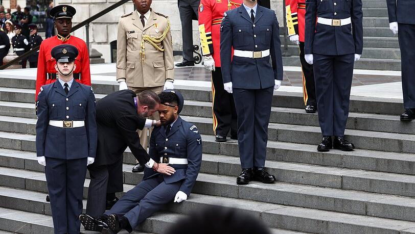 Einer der drei umgekippten Soldaten sitzt auf den Stufen der St.-Pauls-Kathedrale in London. Einer der drei umgekippten Soldaten sitzt auf den Stufen der St.-Pauls-Kathedrale in London.