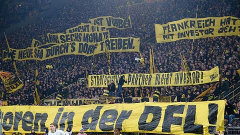 Dortmunds Fans demonstrieren gegen Investoren in der DFL.