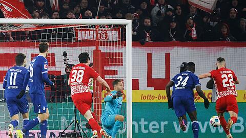 Roland Sallai (r) schoss Freiburg gegen Hoffenheim spät zum Sieg.