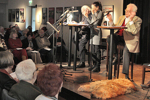 Platz für Mensch und Tier: Hermann Glaser (rechts), Patricia Litten mit Hund und Erich Ude bei der gestrigen Matinee.